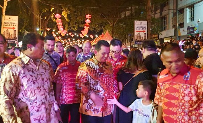( foto : muhammad amin - batamtv.com) Di momen pergantian tahun baru Imlek 2574, Gubernur Kepri, Ansar Ahmad saat menyalami seorang anak kecil yang tengah merayakan Imlek. Dia berkeliling menghadiari perayaan pergantian tahun baru warga Tionhoa yang diadakan oleh Ikatan Pemuda Tiongha Indonesia (IPTI) Kepri di Nagoya Citywalk, Kota Batam, Sabtu (21/01). ( foto : muhammad amin - batamtv.com)