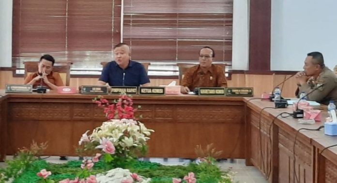 ( foto : abyaqsa ramadan - batamtv.com) Komisi I DPRD Kota Batam, Lik Khai (baju biru) memanggil seluruh staf Pengamanan Dalam (Pamdal) dan juga Satuan Polisi Pamong Praja (Satpol PP) yang bertugas di kawasan tersebut, dalam Rapat Dengar Pendapat (RDP) yang digelar pada, Selasa (3/1/2022). RDP tersebut harus dilakukan, mengingat dalam waktu sebulan dua unit sepeda motor hilang di parkiran motor kantor Dewan Perwakilan Rakyat Daerah (DPRD) Kota Batam, Kepulauan Riau. ( foto : abyaqsa ramadan - batamtv.com)