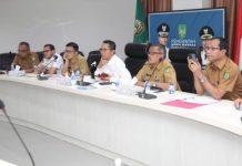 read news – Wawako Batam: Upayakan Bantuan Kemiskinan Tepat Sasaran Wakil Wali Kota Batam Amsakar Achmad (ketiga dari kanan) saat memimpin Rapat Koordinasi Percepatan Penanggulangan Kemiskinan, di Kantor Wali Kota Batam, Rabu (11/1) menyampaikan agar bantuan dapat tepat sasaran maka Pemerintah Kota Batam memastikan data dengan melakukan verifikasi data dari berbagai pihak. Agar data yang menjadi acuan program kemiskinan dapat berjalan tepat sasaran. ( foto : muhammad amin - batamtv.com)
