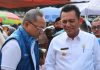 read news – Wuih, Gubernur Ansar Ahmad akan Gelontorkan lagi Bunga Nol Persen ke UMKM Gubernur Kepri Ansar Ahmad (kanan) akan melanjutkan subsidi bunga nol persen untuk pelaku UMKM tahun 2023. Ansar menyebut, kredit bunga nol persen terbukti mampu membantu pelaku UMKM mendapatkan tambahan modal usaha tanpa perlu memikirkan bunga pinjaman karena sepenuhnya disubsidi Pemprov Kepri. Dari data Dinas KopUKM Kepri, per Agustus 2022 realisasi bunga kredit telah mencapai angka Rp650 juta lebih. Dengan rincian Rp186 juta lebih di tahun 2021 dan Rp464 juta lebih di tahun 2022. ( foto dwi susilo - batamtv.com)