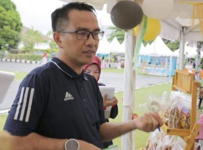 ( foto : abyaqsa ramadan - batamtv.com) Ketua Komisi 2 DPRD Propinsi Kepri, Wahyu Wahyudin mengusulkan ke Pemko Batam, Pemprov Kepri, dan pusat agar Pantai Piayu Laut dan sekitarnya dijadikan destinasi wisata kuliner halal khususnya kuliner seafood. Wahyu Wahyudin saat berwisata di Tanjungpiayu Laut Minggu (22/1/2023) menerangkan, harga kuliner seafood di Piayu Laut masih terjangkau oleh masyarakat menengah ke bawah. ( foto : abyaqsa ramadan - batamtv.com)
