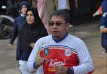 read news – Kemelut Air Bersih, Aliran Air ke Warga Ngadat-ngadat Wakil Ketua II DPRD Kepri Raden Hari Tjahyono (RHT) berharap Moya perusahaan penyedia air di Batam menyiapkan mobil tangki dan air bersihnya untuk disalurkan ke perumahan yang mengalami masalah penyaluran air bersih melalui pipa-pipa yang ada saat ini. RHT mengatakan bila dibandingkan dengan perusahaan sebelumnya pengelolaan saat ini sangat parah apalagi ada wacana kenaikan tarif air. ( foto : abyaqsa ramadan - batamtv.com)