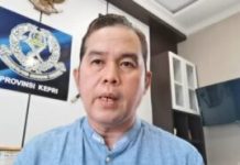 read news – Warga Gunakan Air Kubangan, ini Kata Kadinkes Kepala Dinas Kesehatan kota Batam, Didi Kusmarjadi menyebut, ada beberapa kriteria air yang dapat dikatakan baik yakni harus memenuhi kriteria fisik dan biologi. Kriteria fisik yang dimaksud Didi adalah jernih, tidak berbau, tidak berasa dan bening. Sementara kriteria biologi adalah tidak mengandung bahan kimia berbahaya atau kuman, Selasa 24 Januari 2023 ( foto : muhammad amin - batamtv.com )