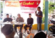 read news- Curhat Warga Tanjungpinang Barat Disampaikan ke Kapolsek Kapolsek Tanjungpinang Barat, Iptu Andri Warman ( duduk di tengah) bersama jajaran kembali menggelar pertemuan dengan masyarakat yang dilaksanakan di RW 06 Kelurahan Tanjungpinang Barat itu untuk mendengarkan langsung keluhan masyarakat. Jumat Curhat ini rutin dilaksanakan setiap hari Jumat dengan cara bergilir dari kelurahan ke kelurahan lainnya (7/1/2023). ( foto : dwi susilo - batamtv.com)
