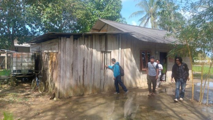 Para anggota Persatuan Wartawan Indonesia (PWI) Kabupaten Bintan melakukan survey rumah warga yang akan akan menjadi sasaran program bedah rumah dalam menjelang Hari Pers Nasional (HPN) tahun 2023. Dalam program bedah rumah ini,  yang akan direnovasi adalah milik Misadiah, warga RT 003 RW 001, Desa Toapaya, Kecamatan Toapaya, Jumat (13/1/2023). ( foto : abdi perdana - batamtv.com)