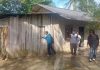 read news – Peringati HPN 2023, Rumah Warga di Bintan akan Dibedah Para anggota Persatuan Wartawan Indonesia (PWI) Kabupaten Bintan melakukan survey rumah warga yang akan akan menjadi sasaran program bedah rumah dalam menjelang Hari Pers Nasional (HPN) tahun 2023. Dalam program bedah rumah ini, yang akan direnovasi adalah milik Misadiah, warga RT 003 RW 001, Desa Toapaya, Kecamatan Toapaya, Jumat (13/1/2023). ( foto : abdi perdana - batamtv.com)