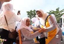 read news – Milad ke-42, Dewi Ansar: BKMT Kepri Tetap Solid Ketua Badan Kontak Majelis Taklim (BKMT) Provinsi Kepulauan Riau Dewi Kumalasari Ansar (kanan) usai melepas peserta jalan santai dalam acara Milad BKMT ke-42 , Acara digelar di Halaman Mall Ramayana, Tanjungpinang, Ahad (22/1). Usai melaksanakan Jalan Santai bersama seluruh anggota BKMT Tanjungpinang, dilanjutkan dengan Senam Pagi dan ditutup dengan Doa bersama. ( foto : abdi perdana - batamtv.com)