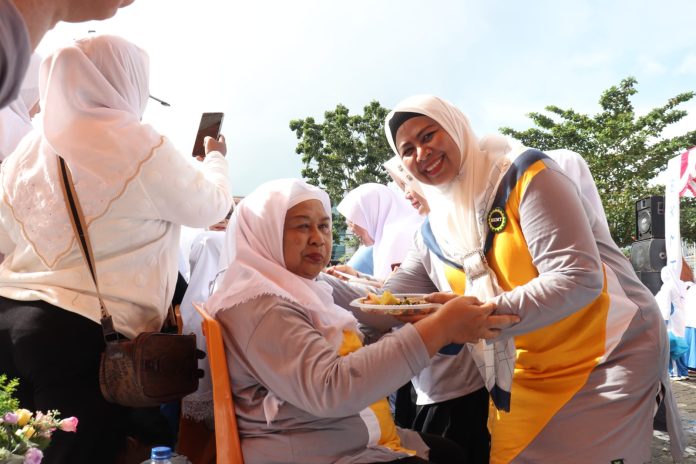 Ketua Badan Kontak Majelis Taklim (BKMT) Provinsi Kepulauan Riau  Dewi Kumalasari Ansar (kanan) usai melepas peserta jalan santai dalam acara Milad BKMT ke-42 , Acara digelar di Halaman Mall Ramayana, Tanjungpinang, Ahad (22/1). Usai melaksanakan Jalan Santai bersama seluruh anggota BKMT Tanjungpinang, dilanjutkan dengan Senam Pagi dan ditutup dengan Doa bersama. ( foto : abdi perdana - batamtv.com)