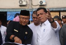 read news – Permak Akau Potong Lembu, Gubernur Ansar Cek Langsung Lokasinya Gubernur Kepulauan Riau H. Ansar Ahmad ( kanan) saat turun langsung ke Akau Potong Lembu pada Jum'at (13/01) untuk melihat kondisi terkini dari Akau Potong Lembu. Dirinya menyisir sudut-sudut Akau Potong Lembu dan memberikan beberapa arahan untuk penataan tempat tersebut. Ini adalah upayanya mempercantik wajah Kota Tanjungpinang sebagai Ibukota Provinsi Kepri. ( foto : dwi susilo - batamtv.com)