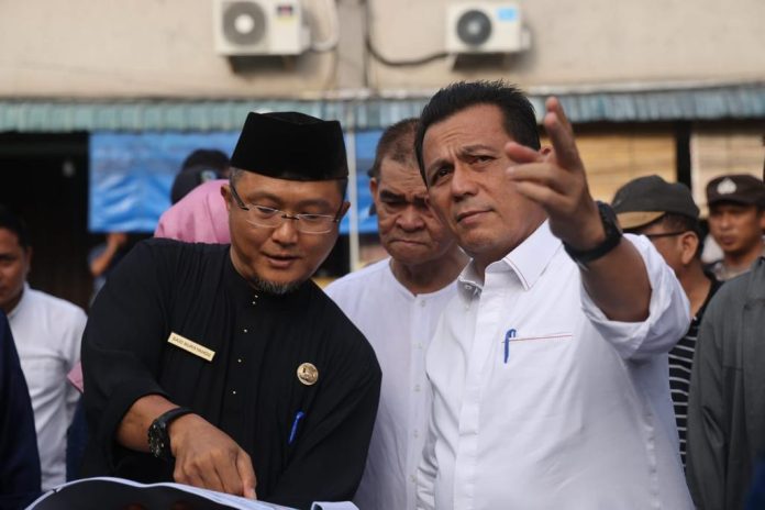 Gubernur Kepulauan Riau H. Ansar Ahmad ( kanan) saat turun langsung ke Akau Potong Lembu pada Jum'at (13/01) untuk melihat kondisi terkini dari Akau Potong Lembu. Dirinya menyisir sudut-sudut Akau Potong Lembu dan memberikan beberapa arahan untuk penataan tempat tersebut.  Ini adalah  upayanya  mempercantik wajah Kota Tanjungpinang sebagai Ibukota Provinsi Kepri.    ( foto : dwi susilo - batamtv.com)