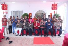 read news – Sambung Silaturahmi Rayakan Imlek, Rahma Kunjungi Tokoh Tionghoa Wali Kota Tanjungpinang Hj. Rahma (berdiri ketiga dari kiri), beserta keluarga, kepada OPD di lingkungan Pemerintah Kota Tanjungpinang, Minggu (22/1) bersilaturahmi ke kediaman beberapa tokoh masyarakat Tionghoa Tanjungpinang. Rahma ingin merayakan Imlek Kongzili 2574 tahun 2023 bersama mereka. Kunjungan tersebut ditujukan untuk ikut berbagi kebahagiaan Imlek bersama masyarakat Tionghoa, dan sebagai bentuk keharmonisan hidup bermasyara. ( foto : dwi susilo - batamtv.com)