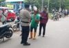 read news – Inilah Titik Rawan yang Disasar Polsek Batumpar Jajaran Polsek Batu Ampar saat memberikan pelayanan kepada warga di obyek vital, di Kecamatan Batu ampar. Mereka melaksanakan sambang partoli dan sampaikan pesan Kamtibmas di objek vital atau tempat pembelanjaan yang di kunjungi masyarakat, Senin, (16/01/2023). Kapolsek Batuampar Kompol Salahuddin, patroli bertujuan untuk memberikan pelayanan serta rasa aman kepada masyarakat. ( foto : muhammad amin - batamtv.com)