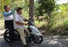 read news – Roby Kurniawan Jajal Jalan Lingkar Teluk Bintan Bupati Bintan Roby Kurniawan (kemeja putih) menjajal jalan lingkar yang diresmikan di penghujung tahun ini menggunakan sepeda motor matic. Roby Kurniawan mengapresiasi perhatian Pemerintah Provinsi Kepri yang berkomitmen penuh dalam menopang pembangunan di Kabupaten Bintan. ( foto : dwi susilo - batamtv.com)