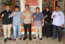 read news – Polresta Tanjungpinang Siap Dukung KPU Sukseskan Pemilu Kapolresta Tanjungpinang Kombes Pol. H. Ompusunggu (ketiga dari kiri) saat menyambangi Komisi Pemilihan Umum KPU Kota Tanjungpinang. Dia mengatakan tujuannya dalam rangka menyongsong persiapan Pemilihan Umum (Pemilu) serentak 2024. Kunjungan berlangsung di Kantor KPU Kota Tanjungpinang, Rabu (11/01/2023). Kegiatan audensi tersebut dihadiri Ketua KPU Kota Tanjungpinang Aswin Nasution Komisioner KPU kota Tanjungpinang M. Hafidzs Diwa Prayoga, Hj. Susanty, Andri Yudi, M. Yusuf Mahidin, Sekretaris KPU Kota Tanjungpinang Albert Hutahuruk, Kasat Intelkam Polresta Tanjungpinang AKP Sudarto. (foto : dwi susilo - batamtv.com)