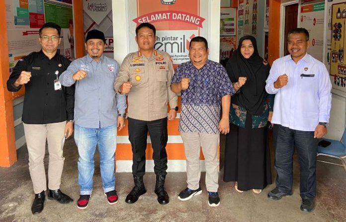 Kapolresta Tanjungpinang Kombes Pol. H. Ompusunggu (ketiga dari kiri)  saat menyambangi Komisi Pemilihan Umum KPU Kota Tanjungpinang. Dia  mengatakan tujuannya dalam  rangka menyongsong persiapan Pemilihan Umum (Pemilu) serentak 2024. Kunjungan berlangsung  di Kantor KPU Kota Tanjungpinang, Rabu (11/01/2023).  Kegiatan audensi tersebut dihadiri Ketua KPU Kota Tanjungpinang Aswin Nasution Komisioner KPU kota Tanjungpinang M. Hafidzs Diwa Prayoga, Hj. Susanty, Andri Yudi, M. Yusuf Mahidin, Sekretaris KPU Kota Tanjungpinang Albert Hutahuruk, Kasat Intelkam Polresta Tanjungpinang AKP Sudarto. (foto : dwi susilo - batamtv.com)