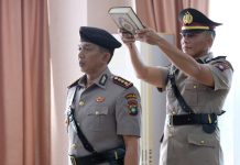 read news – Pelantikan Dirsamaptha Polda Kepri, Ini Kata Kapolda Irjen Pol Aris Budiman Kombes Pol. Dudus Harley Davidson, S.I.K, (depan) saat menjalani proses pengambilan sumpah pada jabatan baru sebagai Dirsamapta Polda Kepulauan Riau. Pelantikan dilakukan oleh Kapolda Kepri Irjen Pol. Dr. Aris Budiman, M.Si dalam sebuah Upacara Pelantikan Jabatan Dirsamapta Polda Kepulauan Riau. Upacara ini dilaksanakan di ruang Kerja Kapolda Kepri , Senin (2/1/2023). ( foto : muhammad amin - batamtv.com)