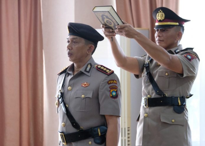 Kombes Pol. Dudus Harley Davidson, S.I.K, (depan) saat  menjalani proses pengambilan sumpah pada jabatan baru sebagai Dirsamapta Polda Kepulauan Riau.  Pelantikan dilakukan oleh Kapolda Kepri Irjen Pol. Dr. Aris Budiman, M.Si dalam sebuah  Upacara Pelantikan Jabatan Dirsamapta Polda Kepulauan Riau. Upacara ini dilaksanakan  di ruang Kerja Kapolda Kepri , Senin (2/1/2023). ( foto : muhammad amin - batamtv.com)