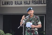 read news – Inilah Sejumlah Sarana dan Prasarana yang Jadi Harapan Lanud RHT ke Depan Komandan Lanud Raja Haji Fisabilillah Kolonel Nav Arief Budiman saat memimpin apel luar biasa di Lapangan Apel Lanud RHF, Senin (2/1/2022). Apel ini dalam rangka menyambut dan mengawali tugas di awal Tahun 2023. Dalam apel, Arief Budiman menyampaikan amanat Kepala Staf Angkatan Udara Marsekal TNI Fadjar Prasetyo. ( foto : dwi susilo - batamtv.com)