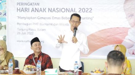 ( Foto : abyaqsa ramadan - batamtv.com) Wakil Walikota Batam, Amsakar Achmad mengatakan angka stunting di Batam pada tahun 2021 lalu pada angka 5,8 persen. Angkanya turun drastis menjadi 2,5 persen pada tahun 2022. Amsakar berterimakasih kepada tim yang sudah bekerja dengan baik sehingga dapat menekan stunting di kota Batam Kamis (26/1/2023). ( Foto : abyaqsa ramadan - batamtv.com)