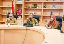 read news Pemprov Kepri Berhasil Tekan Inflasi Setda Propinsi Kepri, Adi Prihantara (tengah) mengatakan upaya Gubernur Kepulauan Riau H. Ansar Ahmad untuk terus menggenjot realisasi pendapatan dan belanja daerah membuahkan hasil. Kepri berhasil menduduki peringkat pertama Provinsi dengan realisasi belanja APBD se-Indonesia Tahun Anggaran 2022 di angka 96,54 persen, Senin (02/01). ( foto : abdi perdana - batamtv.com)