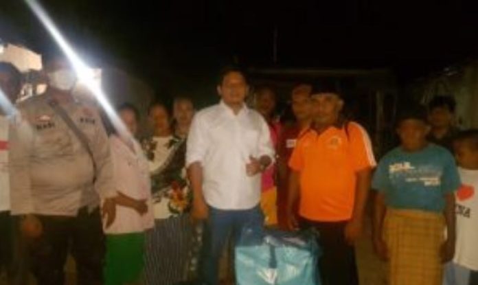 Jajaran Personil Polsek Lubuk Baja  melakukan pembagian nasi kotak di Panti Asuhan Binaan Polsek Lubuk Baja  yang diterima oleh Muslim (baju orange) , perwakilan dari  Panti Asuhan Mahabbatul Haq Tanjung Teritip  dan Warga Ruli Bukit Timur . Kegiatan ini dalam rangka  rangka Bhakti Sosial  di wilayah Polsek Lubuk Baja, Senin (02/01/2023). ( foto : muhammad amin - batamtv.com)