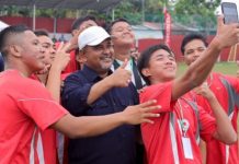 read news – Pasca Pandemi, Aunur Rafiq Buka Turnamen Sepakbola Bupati Karimun, Aunur Rafiq, membuka secara resmi Turnamen Sepak Bola Liga Karimun Bangkit di Lapangan Sepak Bola Teluk Air, Kecamatan Karimun, Senin (23/01/2023). Liga Karimun Bangkit ini digelar oleh Yayasan Buana Citra Club dan diikuti oleh 16 tim yang memperebutkan trofi dan hadiah jutaan Rupiah. ( foto : abdi perdana - batamtv.com)
