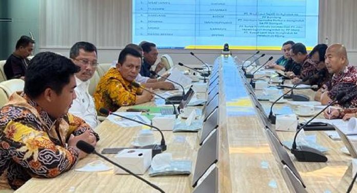 Gubernur Kepulauan Riau, Ansar Ahmad  ( tengah batik kuning) meminta penetapan usulan enam Pelabuhan Perikanan di Kepri, sebagai implementasi dari Program Penangkapan Ikan Terukur (PIT), Jumat ( 6/1/2023).  Adapun enam pelabuhan perikanan yang ditetapkan oleh Pemprov Kepri, yang kemudian di usulkan kepada Menteri KKP adalah Pelabuhan Perikanan Selat Lampa Natuna, Pelabuhan Tarempa di Anambas, Pelabuhan Balerang di Batam, Pelabuhan Dompak di Tanjungpinang, Pelabuhan Moro di Karimun dan Pelabuhan Kijang di Bintan. ( foto : dwi susilo - batamtv.com)
