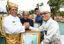 read news – Hari Amal Bhakti, Ansar : Mari Jaga Stabilitas dan Kerukunan antar Masyarakat Gubernur Kepri , Ansar Ahmad (kiri) menjadi inspektur upacara peringatan Hari Amal Bhakti Kementerian Agama RI Ke-77 di Kantor Kanwil Kemenag Kepri di Senggarang, Tanjungpinang, Selasa (03/01). Ansar juga menyerahkan sejumlah penghargaan kepada para tokoh agama. ( foto : dwi susilo - batamtv.com)_