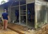 read news – Rumah Misadiah di Toapaya Direnovasi PWI Bintan Menjelang HPN 2023 ini, rumah yang akan direnovasi oleh PWI Bintan yaitu milik Misadiah, warga RT003/RW001, Desa Toapaya, Kecamatan Toapaya. Harjo Waluyo (kanan) Ketua PWI Kabupaten Bintan, didampingi sejumlah pengurus PWI Kabupaten Bintan, (27/1/2023) siang. memulai aksi bedah rumah milik Bu Misadiah, satu keluarga tak mampu di Toapaya ( foto : dwi susilo - batamtv.com)