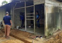 read news – Rumah Misadiah di Toapaya Direnovasi PWI Bintan Menjelang HPN 2023 ini, rumah yang akan direnovasi oleh PWI Bintan yaitu milik Misadiah, warga RT003/RW001, Desa Toapaya, Kecamatan Toapaya. Harjo Waluyo (kanan) Ketua PWI Kabupaten Bintan, didampingi sejumlah pengurus PWI Kabupaten Bintan, (27/1/2023) siang. memulai aksi bedah rumah milik Bu Misadiah, satu keluarga tak mampu di Toapaya ( foto : dwi susilo - batamtv.com)