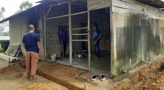 Menjelang HPN 2023 ini, rumah yang akan direnovasi oleh PWI Bintan yaitu milik Misadiah, warga RT003/RW001, Desa Toapaya, Kecamatan Toapaya. Harjo Waluyo (kanan) Ketua PWI Kabupaten Bintan, didampingi sejumlah pengurus PWI Kabupaten Bintan, (27/1/2023) siang. memulai aksi bedah rumah milik Bu Misadiah, satu keluarga tak mampu di Toapaya ( foto : dwi susilo - batamtv.com)