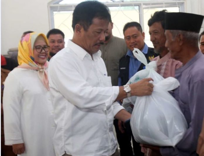 Walikota Batam HM Rudi menginisiasi  Program yang ditujukan membantu masyarakat yang membutuhkan   melalui program BAZNAS Berbagi. Ada  sekitar 500an orang (masyarakat Galang) dibantu di Masjid Jami’ Nurul Jihad Sei Raya Sembulang-Galang, Selasa (10/1/2023) pagi. Menurut Rudi, sejak awal digulirkan program ini memang diproyeksikan sebagai bentuk kebersamaan membantu sesama. ( foto abyaqsa ramadan - batamtv.com)