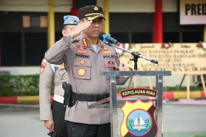 ( foto : abyaqsa ramadan - batamtv.com) Dalam Upacara Serah Terima Jabatan yang digelar Selasa (03/1/2023) di Mapolresta Barelang, dilangsungkan serah terima jabatan dua kapolsek yaitu Kapolsek Sekupang dan Kapolsek Bengkong. Kapolresta Barelang Kombes Pol Nugroho Tri N bertindak sebagai Irup Upacara. ( foto : abyaqsa ramadan - batamtv.com)