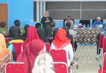 read news – Warga Setokok Mulai Aktif Kelola Pilah Sampah Rumah tangga Wakil Gubernur Hj Marlin Agustina Rudi (berdiri) mengajak kaum perempuan menjadi penggerak untuk menyelamatkan bumi. Salah satunya bergerak dengan memilah sampah dari rumah. Saat Wagub Marlin di Pulau Setokok, Batam, Sabtu (7/12) pagi, Marlinj mengatakan memulainya memang belum lama. Sejak 2016 lalu, dia melakukan langkah kecil ini. Pelan-pelan. Menggerakkan orang-orang sekitar. Ternyata memberikan hasil. Ada dampak yang didapat. ( foto : abyaqsa ramadan - batamtv.com)