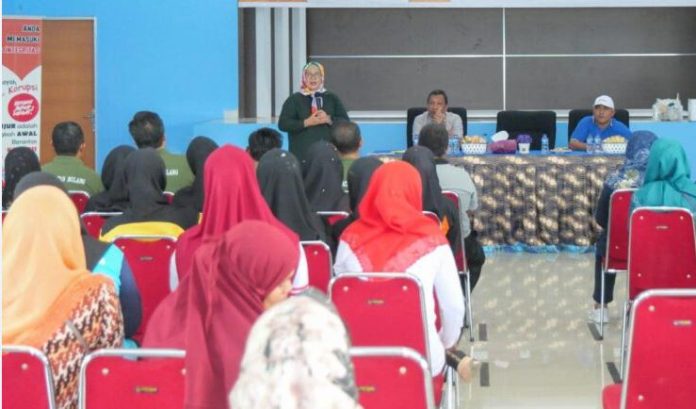 Wakil Gubernur Hj Marlin Agustina Rudi (berdiri) mengajak kaum perempuan menjadi penggerak untuk menyelamatkan bumi. Salah satunya bergerak dengan memilah sampah dari rumah. Saat Wagub Marlin di Pulau Setokok, Batam, Sabtu (7/12) pagi, Marlinj mengatakan memulainya memang belum lama. Sejak 2016 lalu, dia melakukan langkah kecil ini. Pelan-pelan. Menggerakkan orang-orang sekitar. Ternyata memberikan hasil. Ada dampak yang didapat. ( foto : abyaqsa ramadan - batamtv.com)