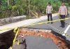 read news – Didera Hujan Jalan Toapaya Jebol, Ini Alternatifnya Kapolsek Gunung Kijang Iptu Sugiono (kanan) bersama jajarannya, Jumat (27/1/2023) turut meninjau jalan yang amblas tersebut. Pihak Polsek Gunung Kijang langsung memberikan tanda pengalihan jalan ke arah Kawal, Kecamatan Gunung Kijang. Untuk sementara, arus lalu lintas dialihkan ke Kawal. ( foto : abdi perdana- batamtv.com)