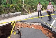 read news – Didera Hujan Jalan Toapaya Jebol, Ini Alternatifnya Kapolsek Gunung Kijang Iptu Sugiono (kanan) bersama jajarannya, Jumat (27/1/2023) turut meninjau jalan yang amblas tersebut. Pihak Polsek Gunung Kijang langsung memberikan tanda pengalihan jalan ke arah Kawal, Kecamatan Gunung Kijang. Untuk sementara, arus lalu lintas dialihkan ke Kawal. ( foto : abdi perdana- batamtv.com)