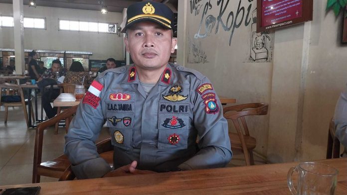 Kapolsek Sekupang, Kompol ZA Christoper Tamba, Selasa (17/1/2023) mengimbau pengemudi ojek online untuk tidak menggunakan identitas orang lain. Hal itu berkaca dari kasus penganiayaan seorang pengemudi ojek online oleh seorang pengguna. Menurut Kompol Christoper penggunaan identitas yang bukan aslinya, dikhawatirkan akan menimbulkan masalah.  ( foto : muhammad amin - batamtv.com)