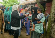 read news – Marlin Agustina Langsung Tinjau Bangunan SD yang Minim Sarana Prasarana Wagub Kepri Marlin Agustina (kiri) saat bercengkrama dengan warga di Lapangan Voli Pulau Temoyong, Kecamatan Bulang, Kota Batam, Senin (30/1). Di Temoyong, Marlin hadir untuk membuka Musrenbang Tingkat Kelurahan Temoyong, Kelurahan Batu Legong dan Kelurahan Pantai Gelam Tahun 2023. Marlin memang merespons langsung “curhatan” masyarakat. Setelah membuka Musrenbang, Marlin langsung meninjau Sekolah Dasar yang ada di sana. ( Foto : muhammad amin - batamtv.com)