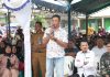read news – Pak Wali, Kami ingin Dibangunkan SMK Dalam suasana diguyur hujan, Wali Kota Batam Haji Muhammad Rudi (kanan) tetap turun langsung ke pelosok pemukiman warga untuk mengikuti musrenbang Kelurahan Tanjung Uncang di Perumahan Marina Green, Senin (30/1/2023). Dia pun mengambil kesempatan tersebut untuk meninjau kondisi fasilitas umum dan berdialog dengan warga setempat. (Foto : muhammad amin - batamtv.com)