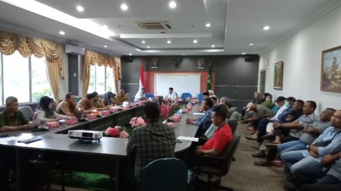 Ketua DPRD Kota Bata, Nuryanto (memimpin sidang) di depan peserta Rapat Dengar Pendapat Umum (RDPU) pimpinan DPRD Batam dengan Warga RT 1/11 Sei Binti, Lurah, Camat dan RKWB Kota Batam, Senin (16/1/2023) di Ruang Rapat pimpinan DPRD Batam. Cak Nur merespon  kisruh yang terjadi di penataan Kampung Tua Sei Binti, Sagulung. Dia menyarankan   duduk bersama stakeholder terkait, nanti hasilnya itu yang disampaikan ke warga. ( foto : abyaqsa ramadan - batamtv.com)