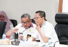 read news – Program Pengentasan Kemiskinan Akan Digesa Setahun Mendatang Usai menghadiri rapat di Kantor Wali Kota Batam, Selasa (11/1), Amsakar Achmad selaku Wakil Walikota Batam mengatakan program pengentasan kemiskinan terintegrasi. Tahun ini kalau data 65.882 tersebut sudah valid, mereka akan dapat program ini. Pemko Batam memastikan hal ini, agar tahun depan angka kemiskinan bisa berkurang dari upaya yang dilakukan ini. ( foto : muhammad amin - batamtv.com)