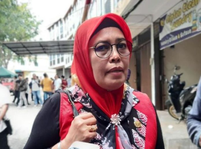 Kepala Badan Pendapatan Daerah Kepri Reni Yusneli, Senin (2/1/2023) mengatakan realisasi pendapatan asli lebih dari Rp206 miliar dari target. Capaian ini  luar biasa berkat kerja keras semua pihak, termasuk masyarakat. Capaian ini mengantarkan Kepri sebagai Provinsi Kepri peraih peringkat kelima dalam persentase realisasi pendapatan pada 2022 yang ditetapkan Kementerian Dalam Negeri (Kemendagri). ( foto : dwi susilo - batamtv.com)