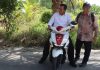 read news -Gubernur Kepri Resmikan Jalan Aspal di Dua Kecamatan Bintan Di akhir Desember 2022 Gubernur Kepri Ansar Ahmad (naik motor) langsung mengunjungi di Pulau Mantang dan Pulau Pangkil, Kecamatan Teluk Bintan dan Sabtu, 31 Desember 2022. Ansar berkunjung ke kedua pulau tersebut dalam rangka menghadiri syukuran sekaligus meresmikan selesainya pekerjaan pembangunan jalan yang dibangun melalui anggaran Dinas PUPP Kepri Tahun 2022. ( foto : dwi susilo - batamtv.com )
