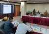 read news – Perbaikan Gedung DPRD Propinsi Kepri Mulai Dirancang Kepala Bidang Cipta Karya Dinas PUPR dan Pertanahan Hendrija mengatakan setelah dihitung ulang secara detail, anggaran yang dibutuhkan dalam perbaikan gedung kantor DPRD Kepri mencapai Rp7,2 miliar. Hendrija, Selasa (23/1/2023) mengatakan dari anggaran tersebut ada dua item perbaikan yang utama yakni penggantian atap dan penggantian plafon kantor DPRD Kepri. (Foto : abdi perdana - batamtv.com)
