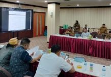 read news – Perbaikan Gedung DPRD Propinsi Kepri Mulai Dirancang Kepala Bidang Cipta Karya Dinas PUPR dan Pertanahan Hendrija mengatakan setelah dihitung ulang secara detail, anggaran yang dibutuhkan dalam perbaikan gedung kantor DPRD Kepri mencapai Rp7,2 miliar. Hendrija, Selasa (23/1/2023) mengatakan dari anggaran tersebut ada dua item perbaikan yang utama yakni penggantian atap dan penggantian plafon kantor DPRD Kepri. (Foto : abdi perdana - batamtv.com)