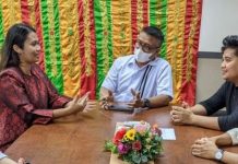 read news- Taman Dang Anom Bakal Diramaikan di Maret Mendatang Kepala Dinas Kebudayaan dan Pariwisata Kota Batam Ardiwinata (tengah) mengatakan Dispar Kota Batam akan kembali menggelar Batam Wonderfood & Art Ramadhan di Taman Dang Anom pada Maret mendatang. Kali ini , acara akan mengusung tema Jom Balek Kampung. Agenda tahunan Disbudpar ini akan berlangsung selama bulan Ramadan, Sabtu (7/1/2023). ( foto : abyaqsa ramadan - batamtv.com)