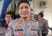 read news – Hujan Seharian, Jalan Raya ke Bandara Tergenang Banjir Guna mengantisipasi kemacetan, Direktur Ditlantas Polda Kepri, Kombes Pol Tri Yulianto menerjunkan puluhan personelnya ke jalanan ( Rabu (25/1/2023). Polisi mengatur lalu lintas dan membantu pengendara yang kendaraannya mogok. Ini respon cepat polisi sebagai bentuk pelayanan kepada masyarakat . ( foto : abyaqsa ramadan - batamtv.com)