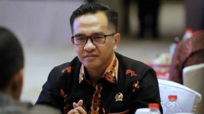 ( foto : muhammad amin - batamtv.com) Ketua Komisi 2 DPRD Propinsi Kepri Wahyu Wahyudin mengapresiasi pak Gubernur yang sudah berjuang meminta KKP menetapkan enam pelabuhan, , Sabtu (7/1/2023). Menurut Wahyu di provinsi Kepulauan Riau , tentu tiga pelabuhan tidak cukup, kasihan masyarakat di Karimun harus ke Batam, berapa banyak biayanya. Meski telah ditetapkan, politisi PKS itu meminta agar aktivitas bongkar muat perikanan tetap diperbolehkan di pelabuhan-pelabuhan lainnya. ( foto : muhammad amin - batamtv.com)
