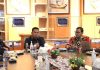 read news – Dua Desa di Bintan jadi Percontohan Desa Anti Korupsi Penetapan oleh Komisi Pemberantasan Korupsi (KPK) RI atas dua desa di Kabupaten Bintan yang akan menjadi pilot project (percontohan) Desa Anti Korupsi terungkap setelah pertemuan KPK dengan Sekda Bintan, Kamis (2/2/2023). Sekda Bintan Ronny Kartika (kedua dari kiri) menyambut kunjungan perwakilan Deputi Pendidikan dan Peran Serta Masyarakat Komisi Pemberantasan Korupsi (KPK) RI di ruang Museum Bahari Bintan. ( Foto : dwi susilo - batamtv.com)